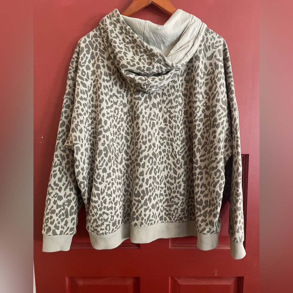 AMERICAN EAGLE khaki green animal print cropped hoodie. Oversized - Picture 4 of 8